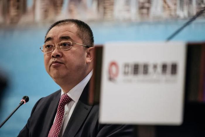恒大前行政总裁夏海钧,被曝藏身美国加州而非加拿大!他妻子在美持有资产达1.7亿元,其12岁儿子就读于加州一所私立学校