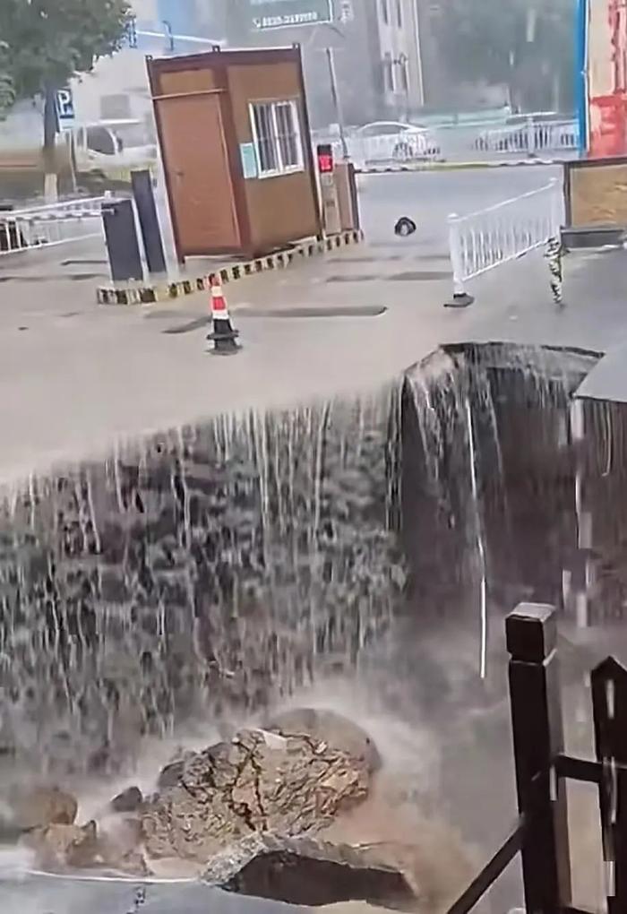 山东烟台一路面塌陷惊现大坑,强风暴雨中道路现“水帘洞”,当地气象部门回应