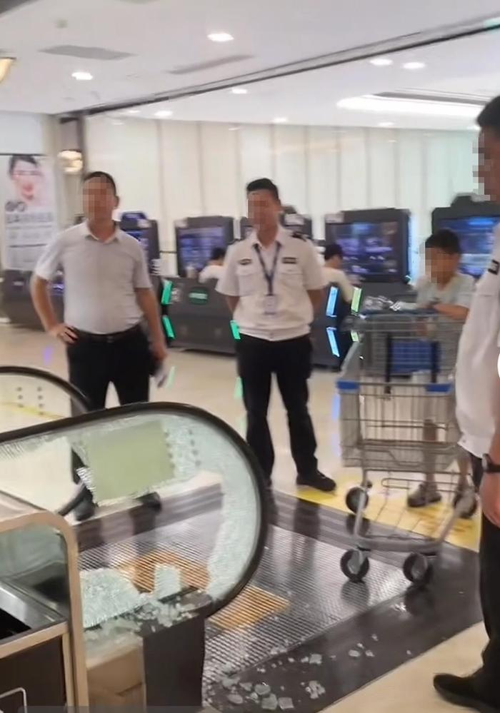 男孩推购物车撞碎扶梯玻璃,商场工作人员:扶梯暂时停用,玻璃要定制
