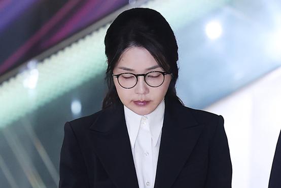 “韩国宪政史上首次”！韩媒：前总统夫妇将同时在羁押状态下受审