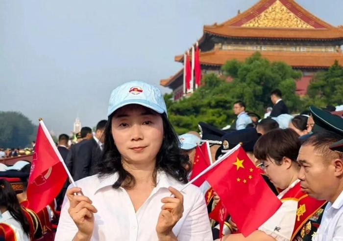 她替儿子现场观礼九三阅兵！