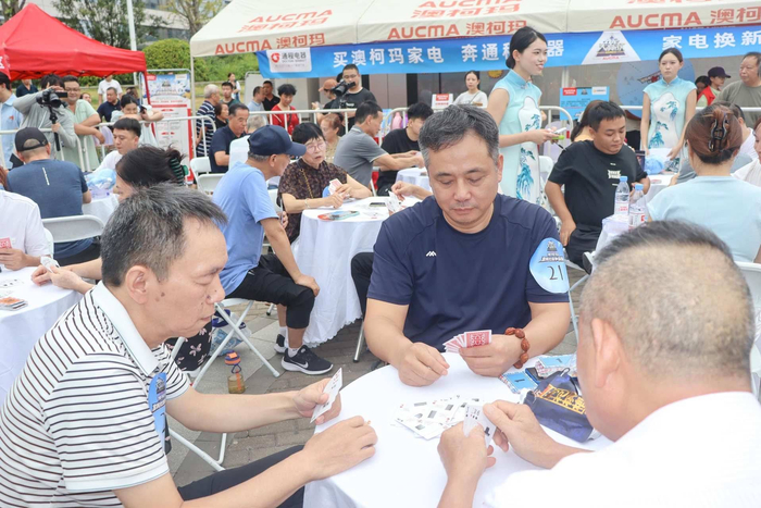 ▲居民现场排队登记换新