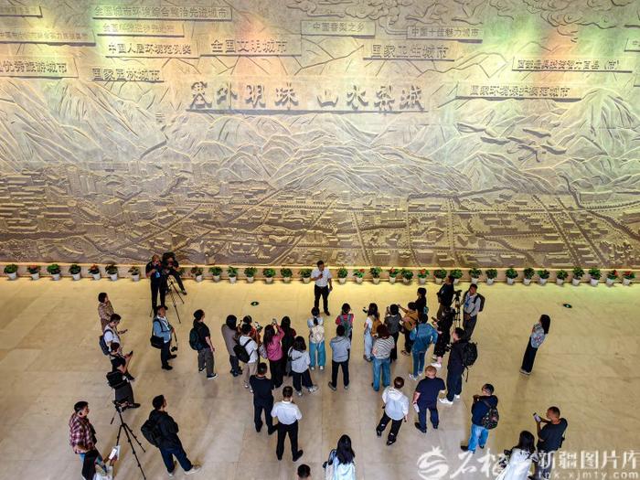 砥砺奋进七十载 天山南北谱华章|走进主题展馆 感受各族群众同心筑梦历程