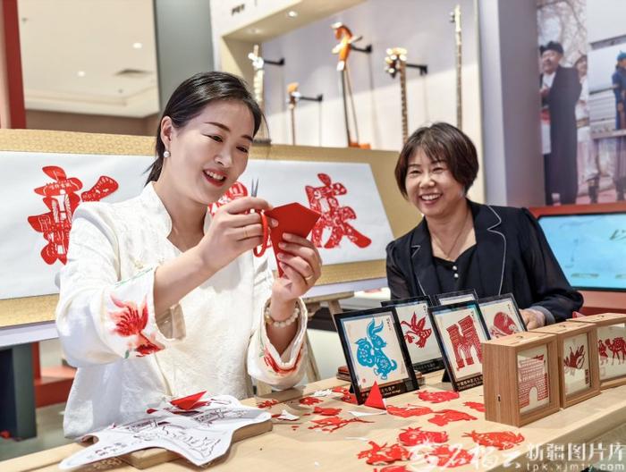 砥砺奋进七十载 天山南北谱华章|走进主题展馆 感受各族群众同心筑梦历程