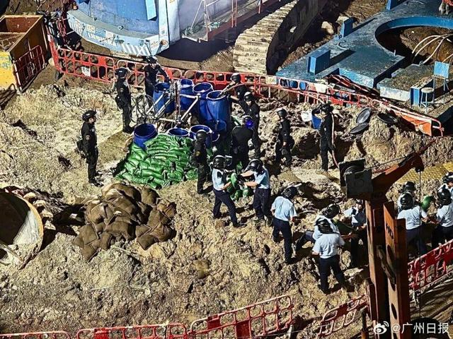 香港战时炸弹已被锯开外壳,正烧毁内里的炸药,附近安置沙包和水沙包降温,若引爆破坏力与二战时期一样