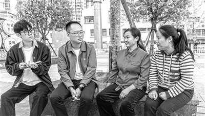 “要对得起胸前的党员徽章”
