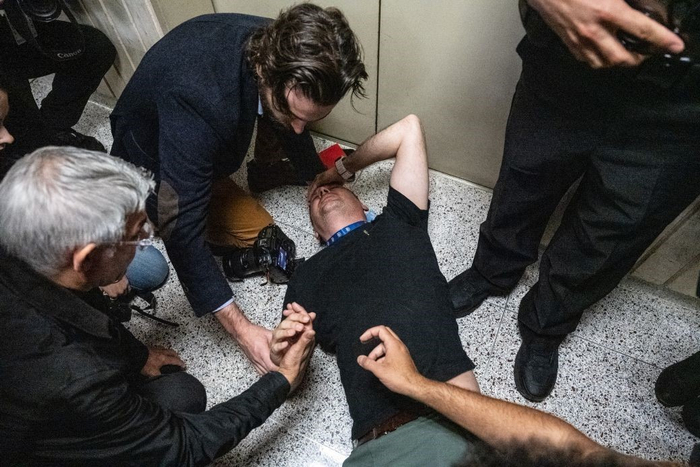 美国混乱一幕：记者在纽约法庭被ICE特工推倒在地，纽约州长、美国土安全部发声