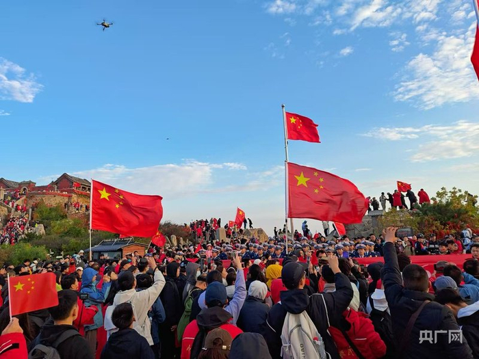 十四人队形中国红 w700d1q75cms.jpg?by=cms_fixed_width