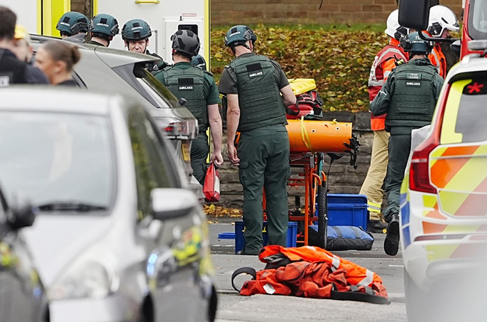 曼彻斯特袭击事件已致两人死亡，斯塔默下令向全英各地犹太教堂增派警力