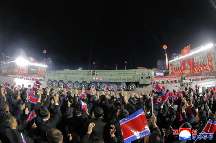 金正恩连续八次深夜阅兵，“大杀器”亮相！