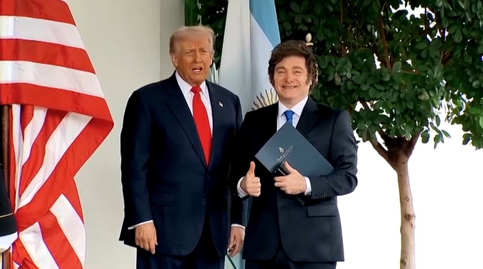 当着米莱的面,特朗普警告:要是你输掉选举,马上切断对阿根廷援助