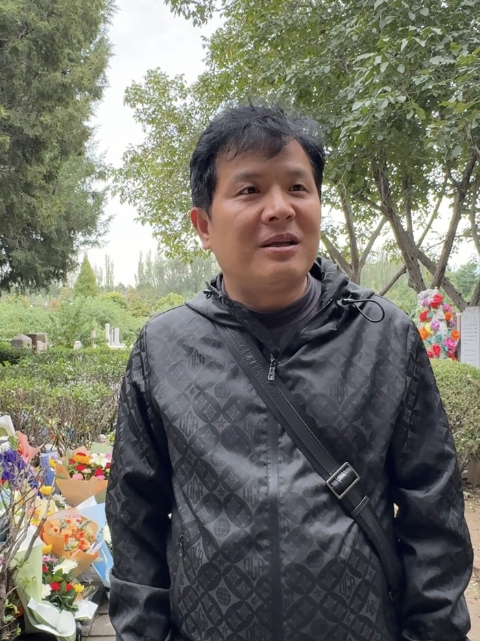 《沉默的荣耀》即将收官，吴石墓前的鲜花堆了好几层，男子专程从西安来拜谒：看到“吴石”两个字感觉心里抽了一下