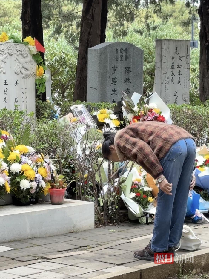 《沉默的荣耀》即将收官，吴石墓前的鲜花堆了好几层，男子专程从西安来拜谒：看到“吴石”两个字感觉心里抽了一下