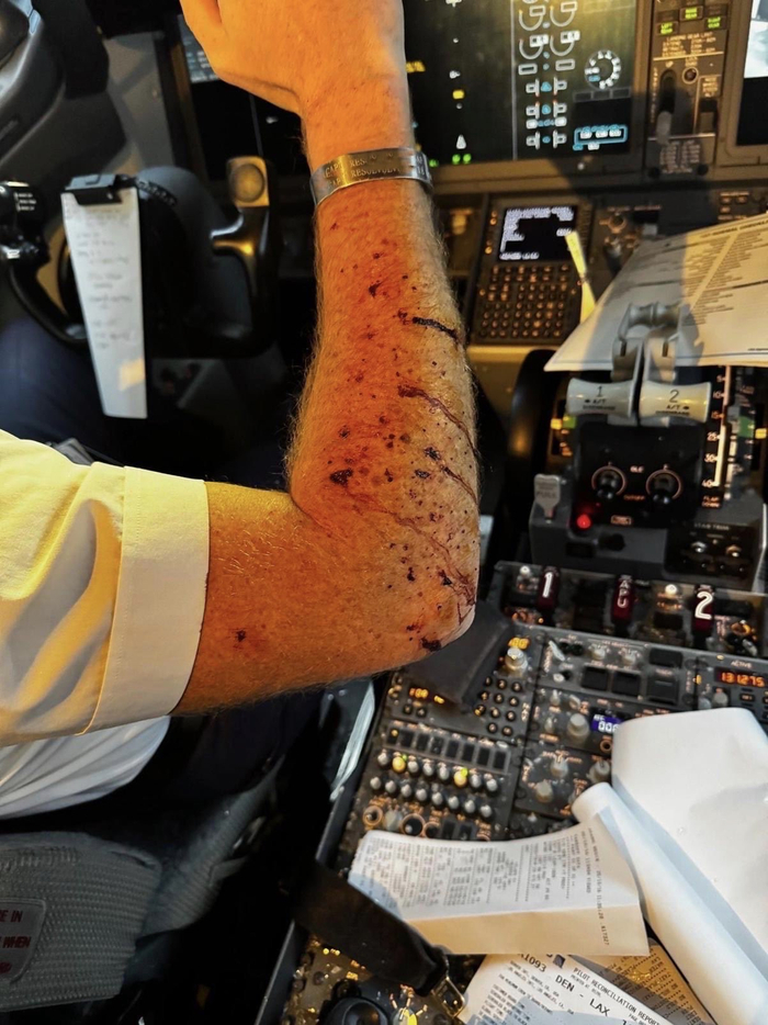 万米高空美一波音客机风挡玻璃破裂,机上140人 专家:或被陨石或残骸击中