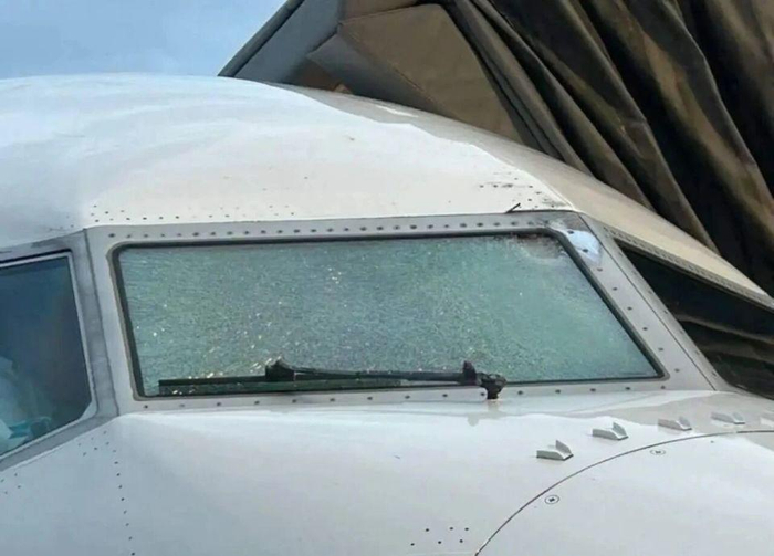 万米高空美一波音客机风挡玻璃破裂,机上140人 专家:或被陨石或残骸击中