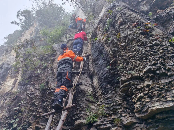 河南29岁男子南太行失联已16天,曾有救援人员看到悬崖上有乌鸦盘旋,但未确定是否与失联者有关,多个可疑地点已排除