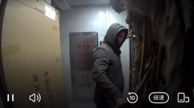 对话被伪装快递盒炸伤女主播:嫌疑人放易燃物时疑戴面具,被其骚扰两年,总共见过三次