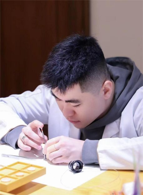 (图为罗兆洋先生在专研化工材料)