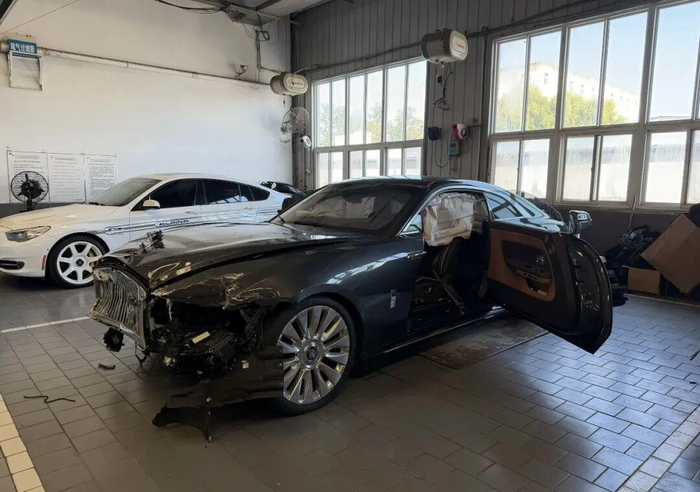 陈震的劳斯莱斯卖给了租车商,回收价约280万