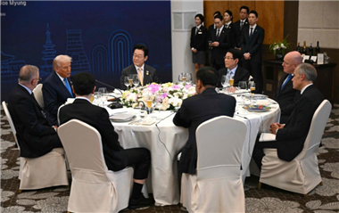 美加贸易谈判中止后 特朗普与卡尼首次会面