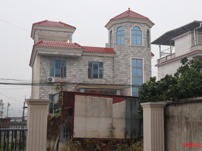 “网红被蛇咬放弃救治后失联”疑云:已被公安机关带走配合调查,有村民称他是“怪才”,是否系炒作有待结论|求真