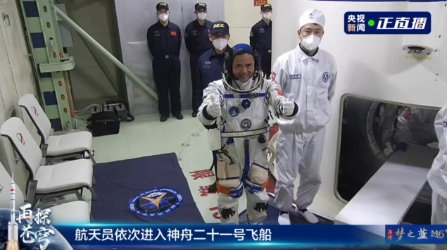神二十一航天员张陆进入飞船返回舱