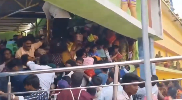 印度安得拉邦一寺庙发生踩踏事故 已致9人死亡