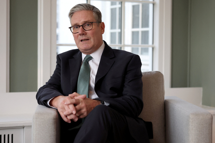 英媒:英国一列火车上发生持刀伤人事件,首相斯塔默发声