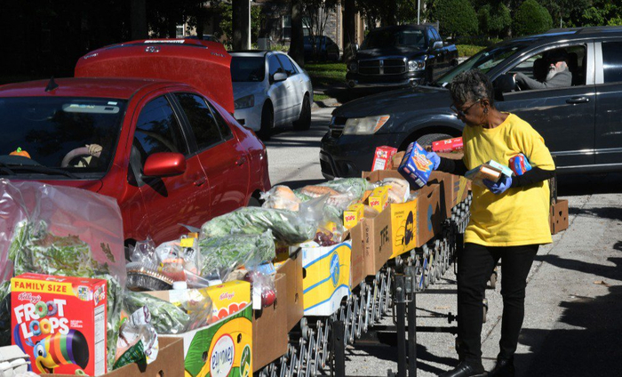 “了不起的特朗普”花天酒地，4200万美国人却正挨饿