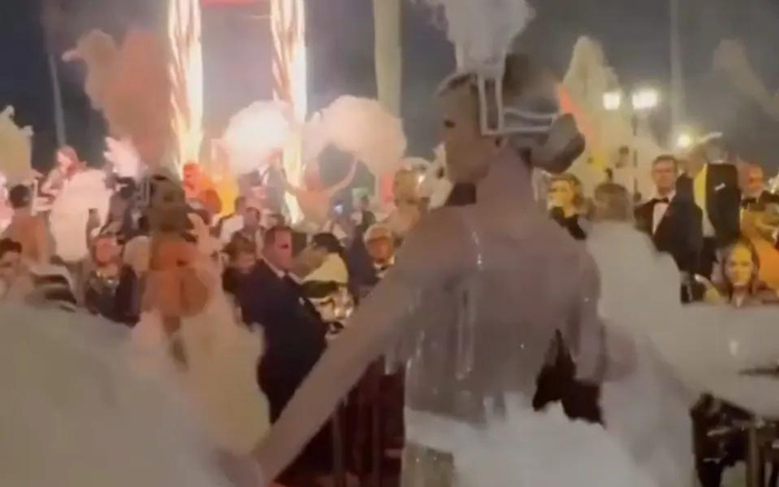 “了不起的特朗普”花天酒地，4200万美国人却正挨饿