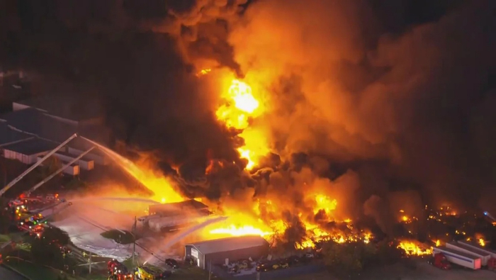 美国肯塔基州一机场发生飞机坠毁事故，致多人受伤，州长发声