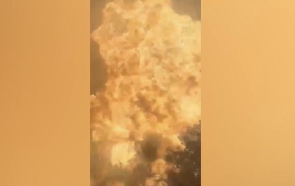 “巨大火球与浓烟冲上高空”,美媒:纽约一辆汽车起火后剧烈爆炸,致7名消防员受伤