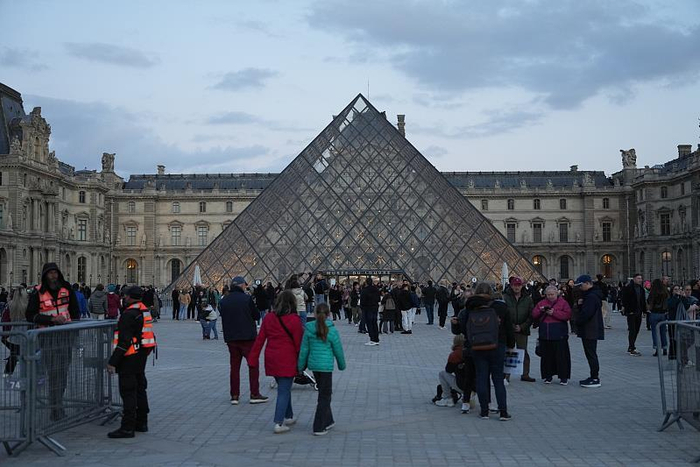 马克龙:对侦破卢浮宫盗窃案充满信心 将彻底重塑安保