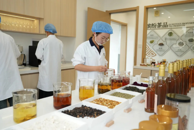 学生们在实验室研制茶饮。