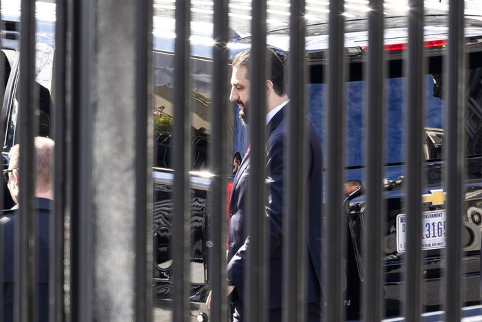 叙利亚过渡时期总统沙拉会见特朗普，系首位到访白宫的叙利亚国家元首