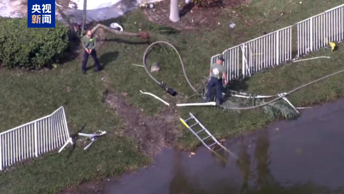 一小型飞机在美国佛罗里达州附近坠毁