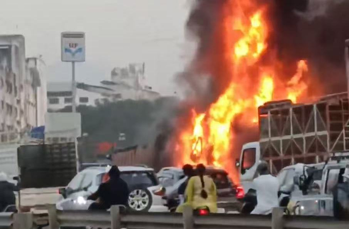 印度马哈拉施特拉邦多车相撞起火 已致多人伤亡