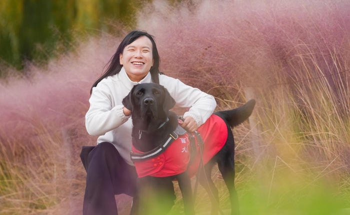 (图:帮助视障人士顺利出入公共场所,接受公共服务,是全社会共同的责任。)
