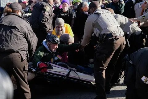 美国芝加哥移民设施外爆发冲突 21名示威者被捕