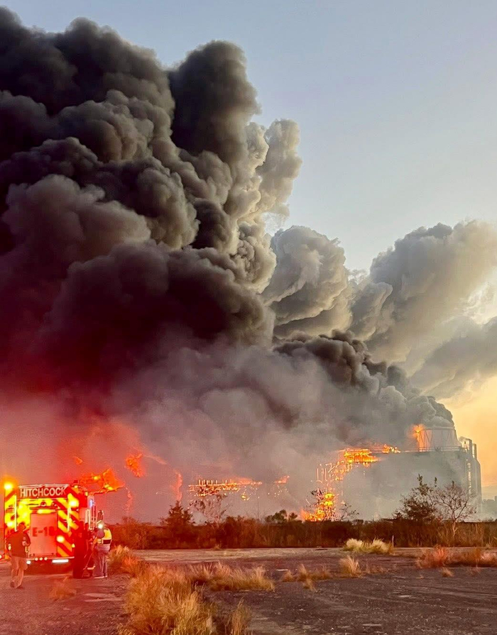 美国得州一退役发电厂发生大火 浓烟弥漫多地