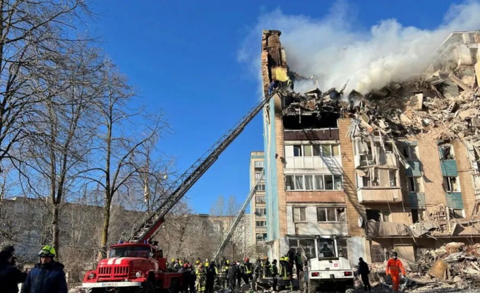 日元空头狂欢！政府撒20万亿、央行放慢加息，日本汇市迎“第三冲击”