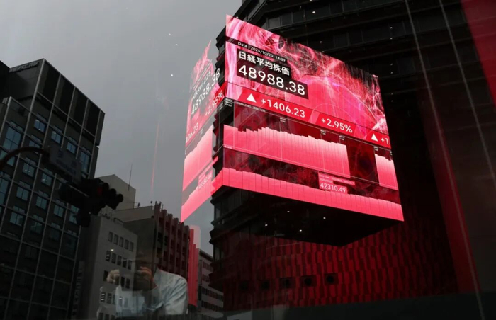 日元空头狂欢！政府撒20万亿、央行放慢加息，日本汇市迎“第三冲击”