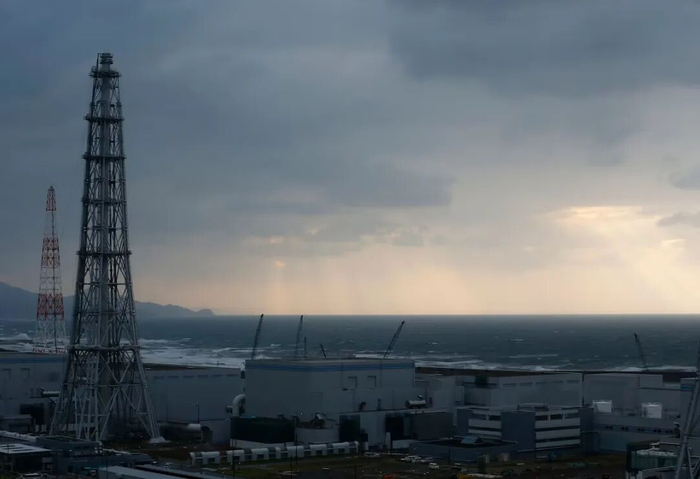 日元空头狂欢！政府撒20万亿、央行放慢加息，日本汇市迎“第三冲击”