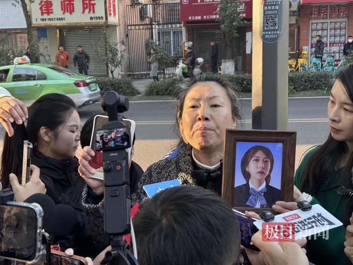 “成都27岁女子家门口被害案”今日开庭审理,旁听人员:凶手辩称是正当防卫,一直为自己开脱