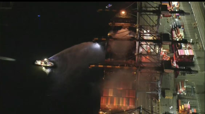 美国洛杉矶港一船只起火 超百名消防员前往现场