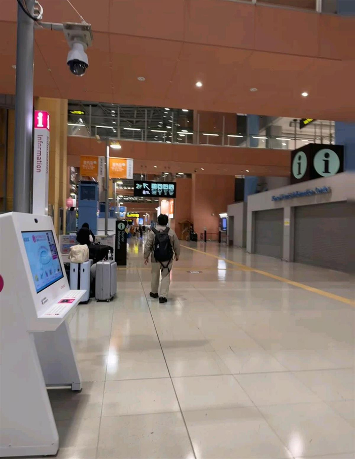 日本机场挤满了回国的人：有中国游客提前结束行程回国，整趟航班满座