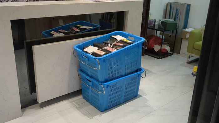 画面曝光!香港火灾涉事嫌疑人被拘捕,警方检获大批文件