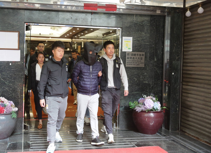 画面曝光!香港火灾涉事嫌疑人被拘捕,警方检获大批文件