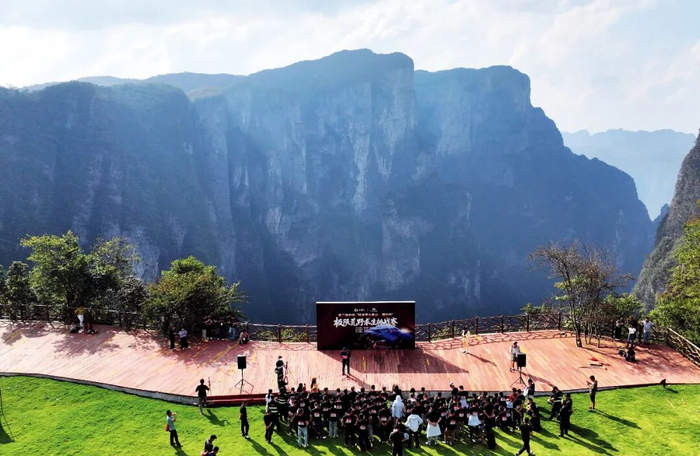 100个“野人”，救了一座山