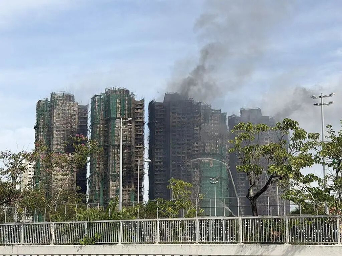 已有75人遇难！火灾前中后，香港宏福苑小区照片对比令人揪心……五级大火的五个谜团，应当被解答